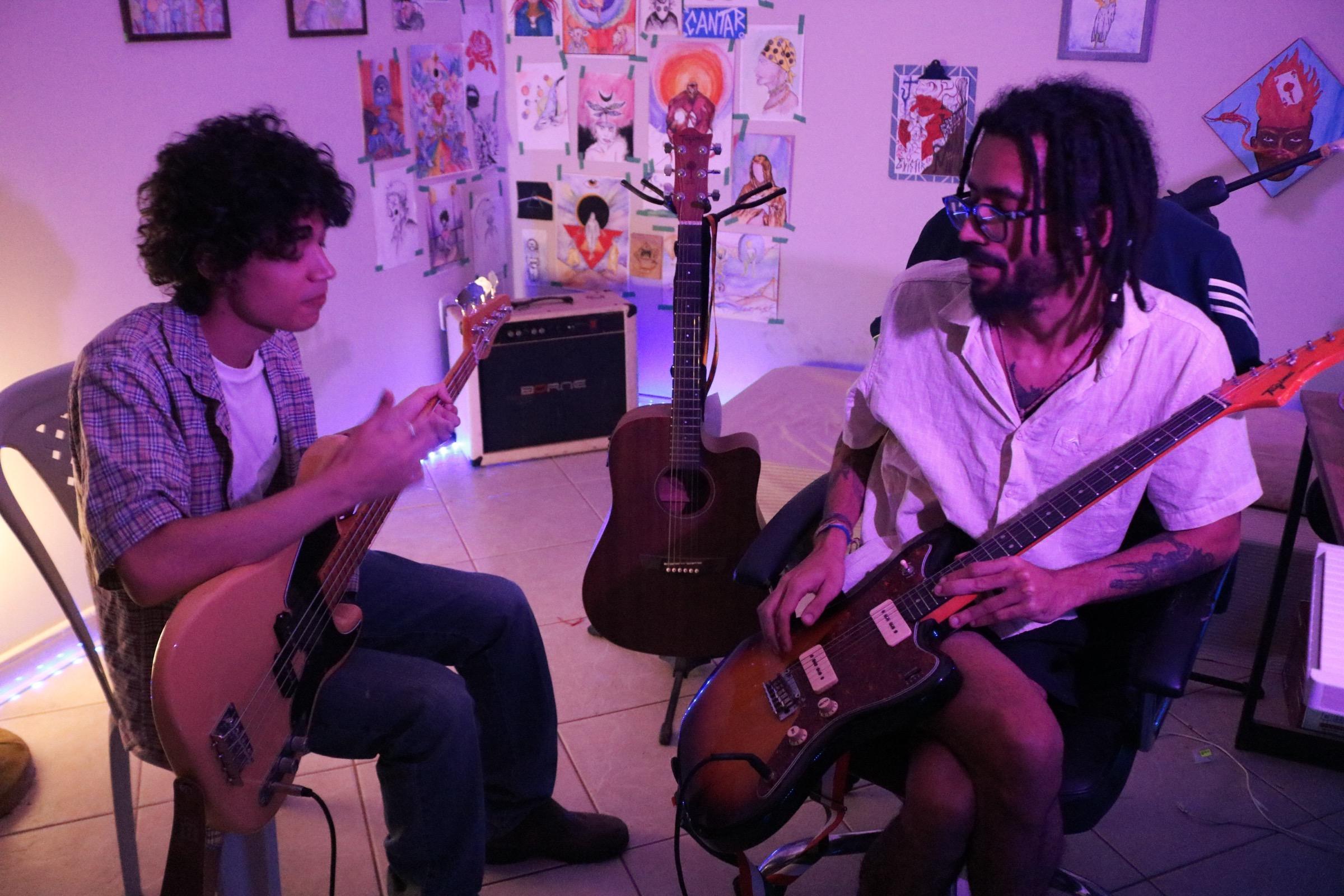 Do Quarto ao Mundo: a Ilusão da Liberdade na Produção Musical Caseira